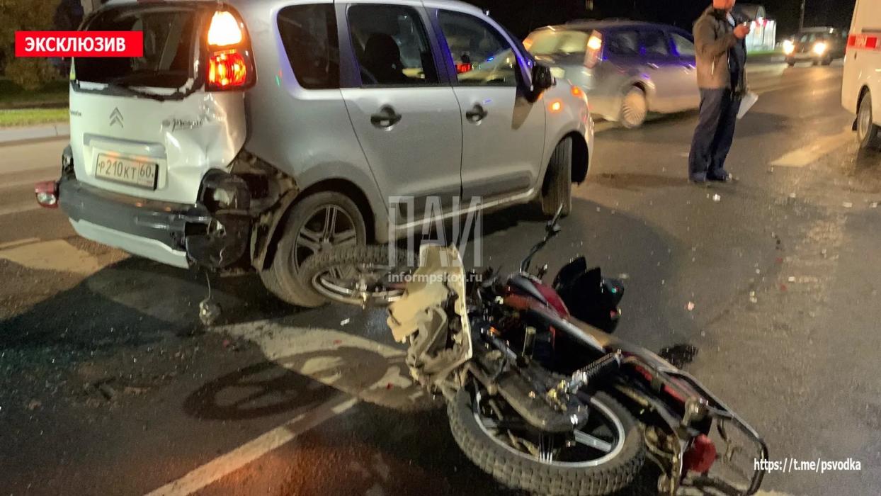 Пьяный мотоциклист врезался в Citroën на перекрёстке в Пскове