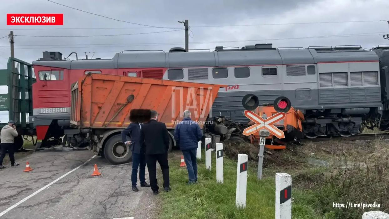 Поезд протаранил КамАЗ в Псковской области