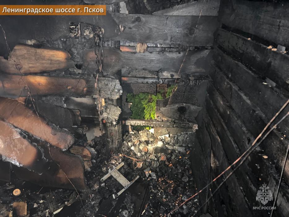 Пожар в гараже на Ленинградском шоссе в Пскове