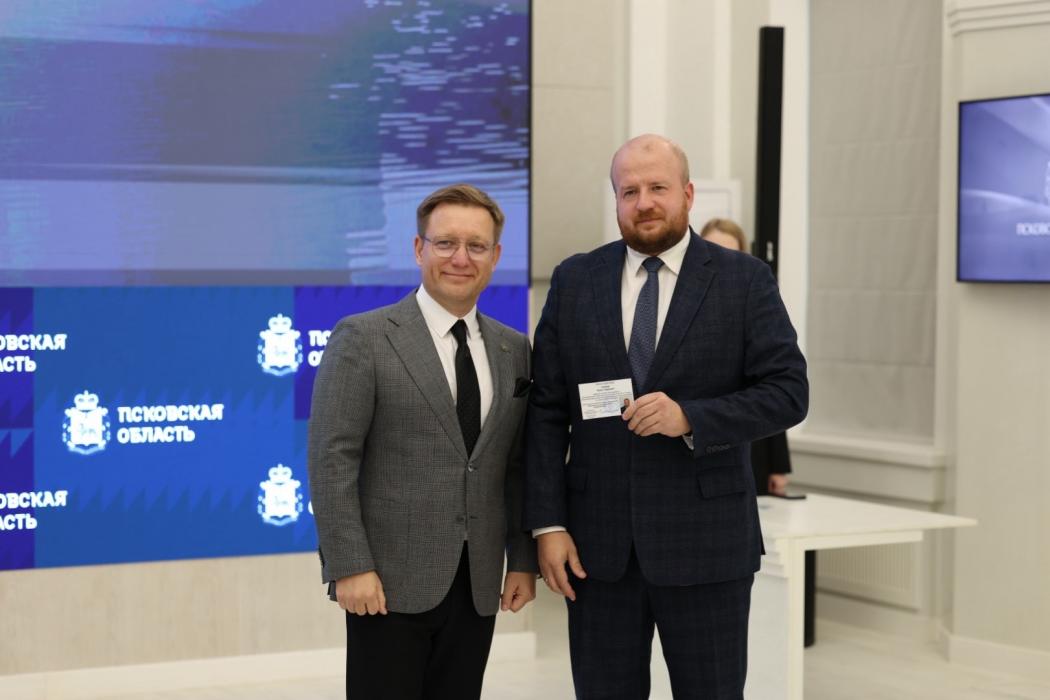 Депутатам Псковского заксобрания вручили удостоверения