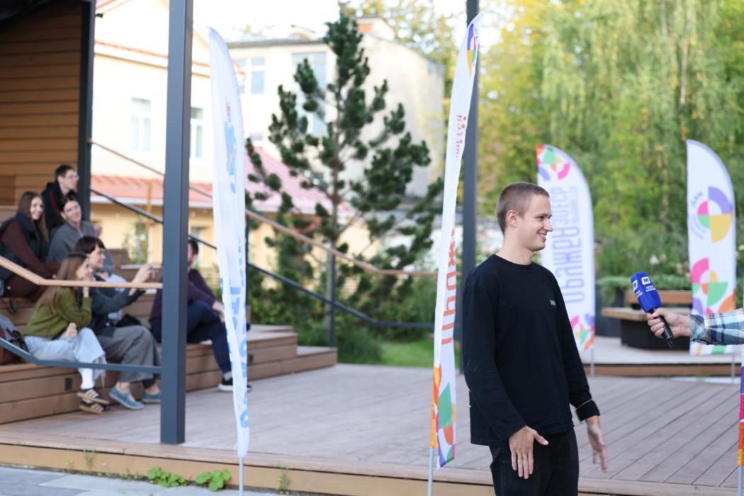 Открытие Международного фестиваля молодёжи транслируют в парклете ПАИ
