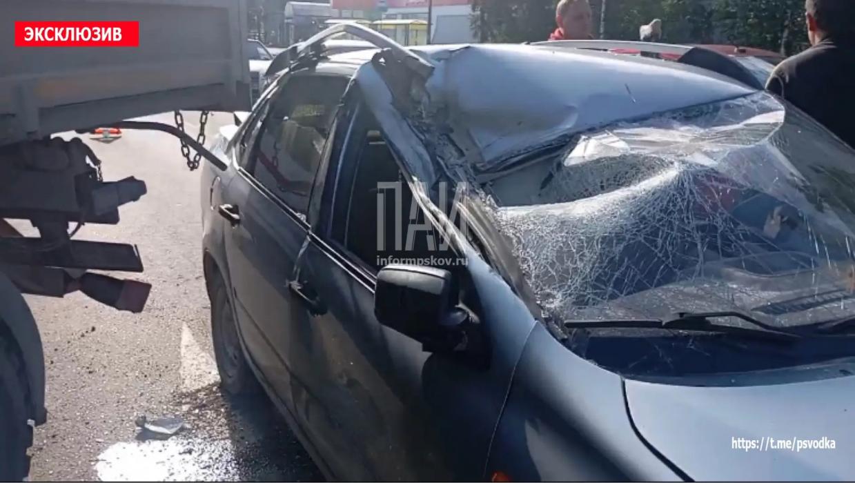 Мужчину госпитализировали после столкновения легковушки и самосвала в Пскове