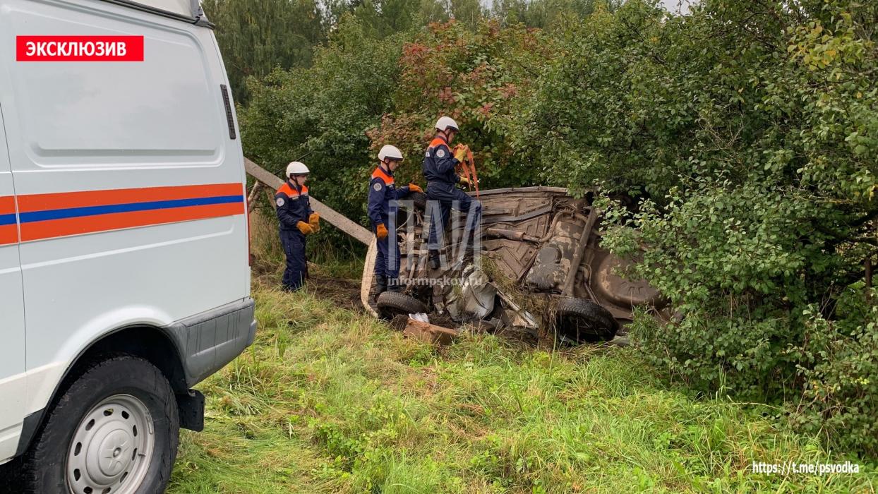 Женщина погибла, трое госпитализированы в ДТП в Псковском районе