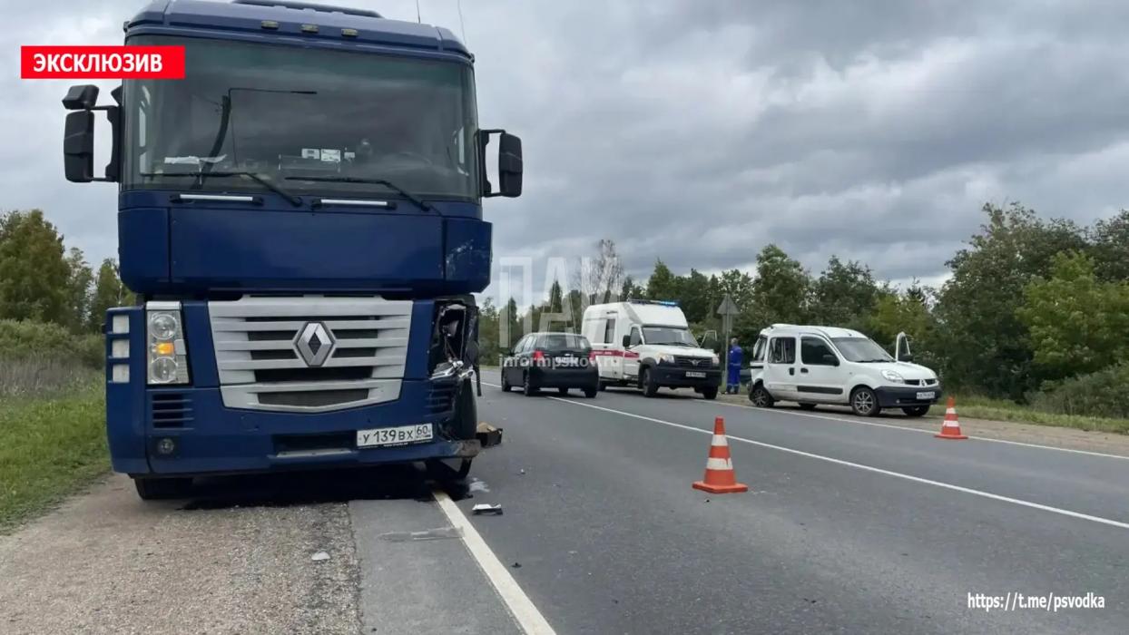 Два человека пострадали в ДТП с фурой в Острове
