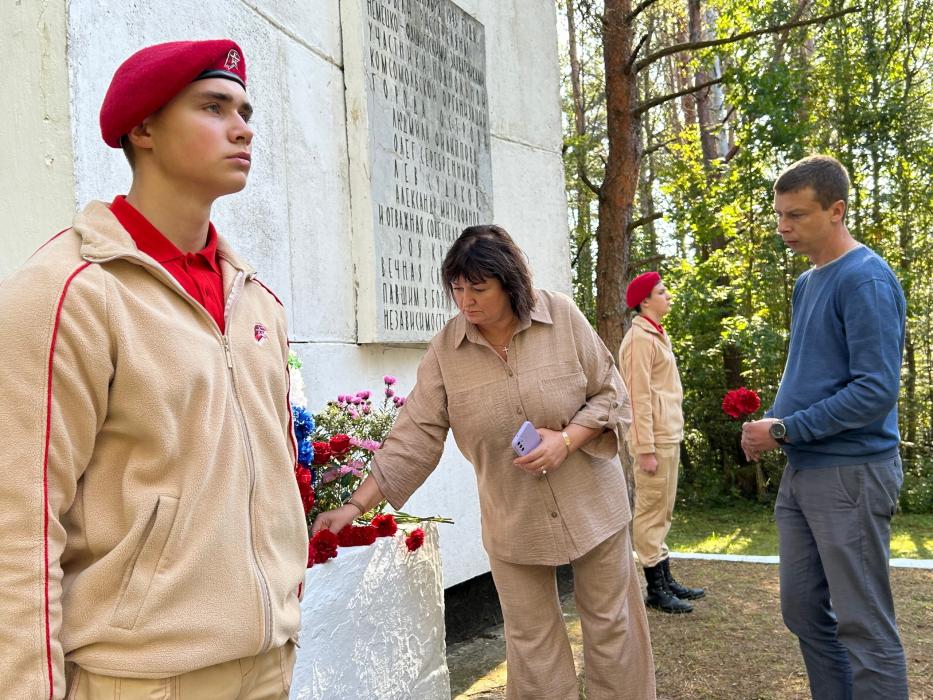 Память подпольщиков, расстрелянных фашистами в 1943 году, почтили в Островском районе 