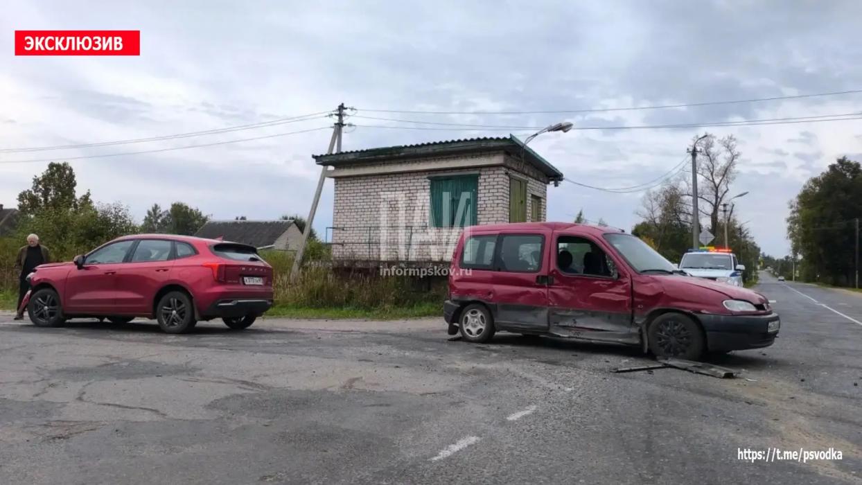 Пожилая женщина пострадала в столкновении двух автомобилей в Локне