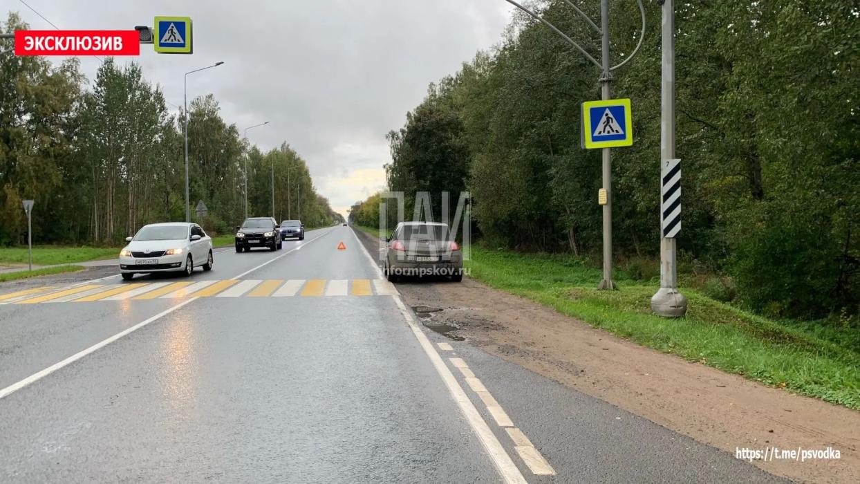 В Псковском районе при столкновении Renault и Subaru пострадала девушка