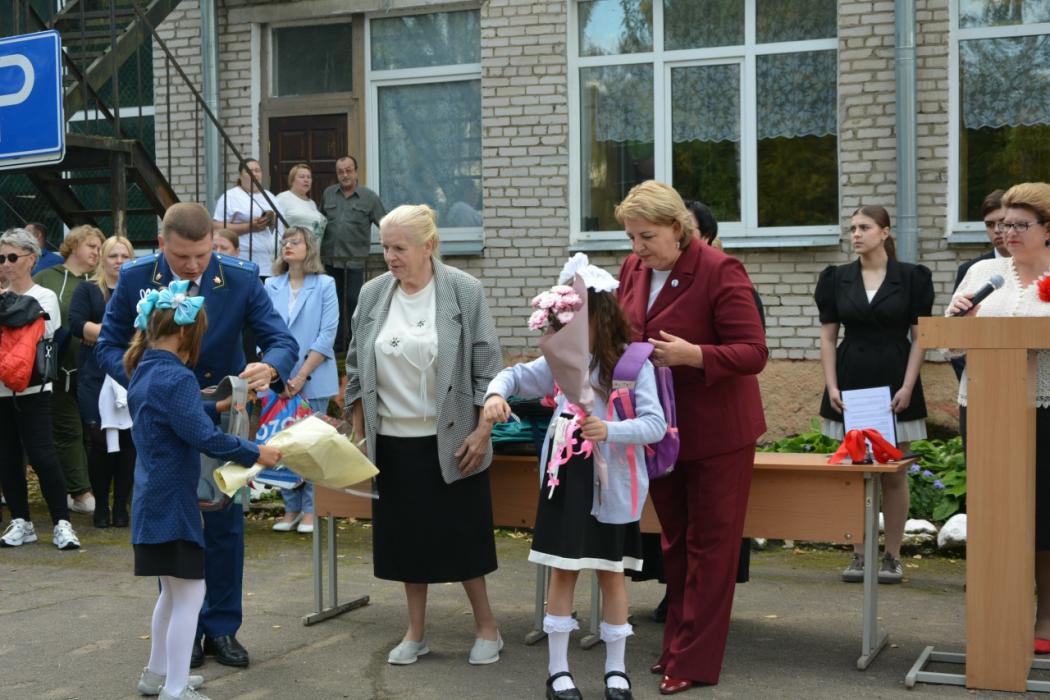 Торжественная линейка в Новоржеве 