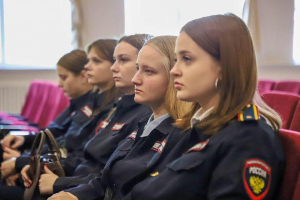​Полицейские провели профориентационную встречу со студентами в Пскове