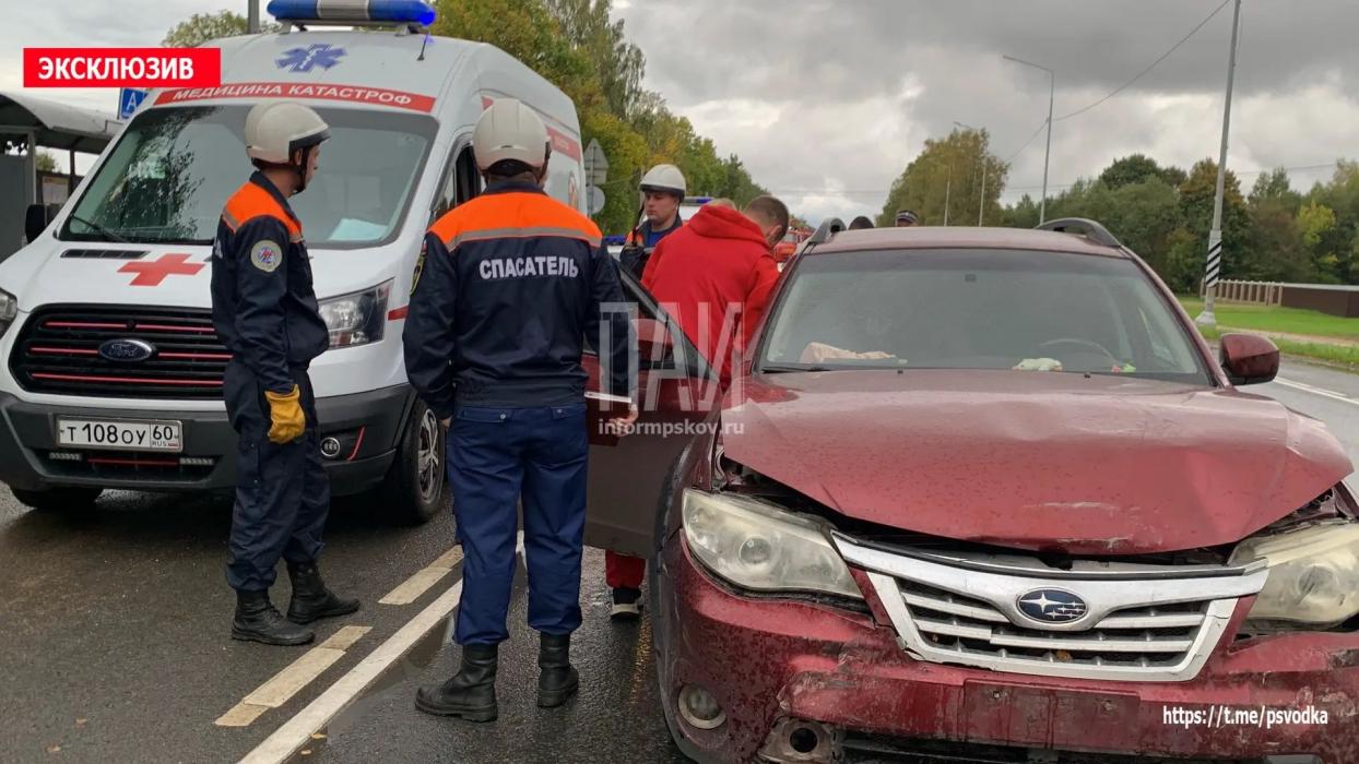 В Псковском районе при столкновении Renault и Subaru пострадала девушка