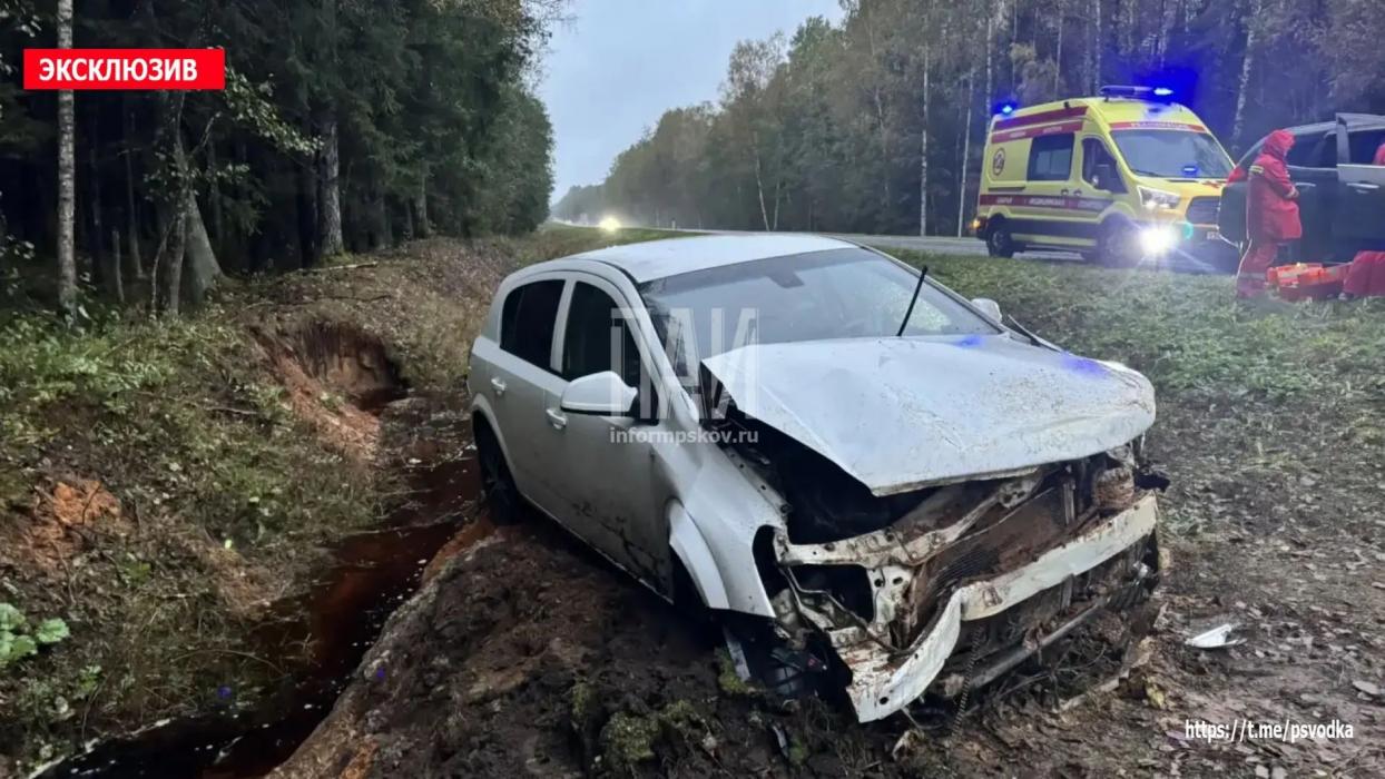 Водитель автомобиля Opel не справилась с управлением и допустила съезд в кювет