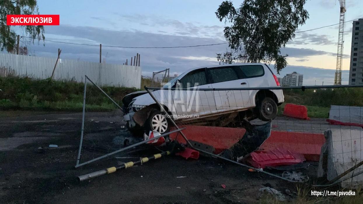 Водитель Lada Largus госпитализирован после наезда на бетонные ограждения на трассе Псков – Изборск