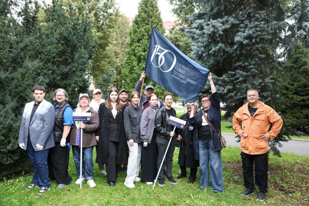 Аллею в честь 150-летия Союза театральных деятелей высадили в Пскове