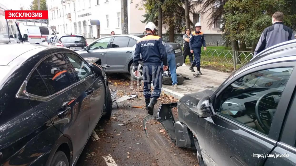 «Лексус» протаранил три автомобиля в Пскове