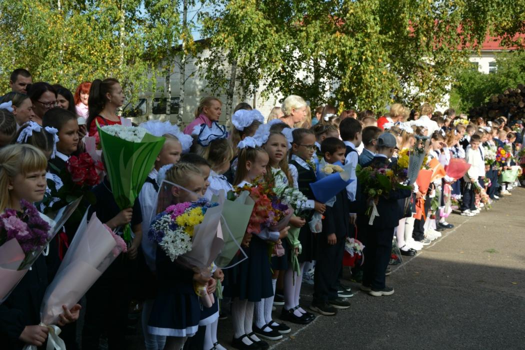 Торжественная линейка в Новоржеве 