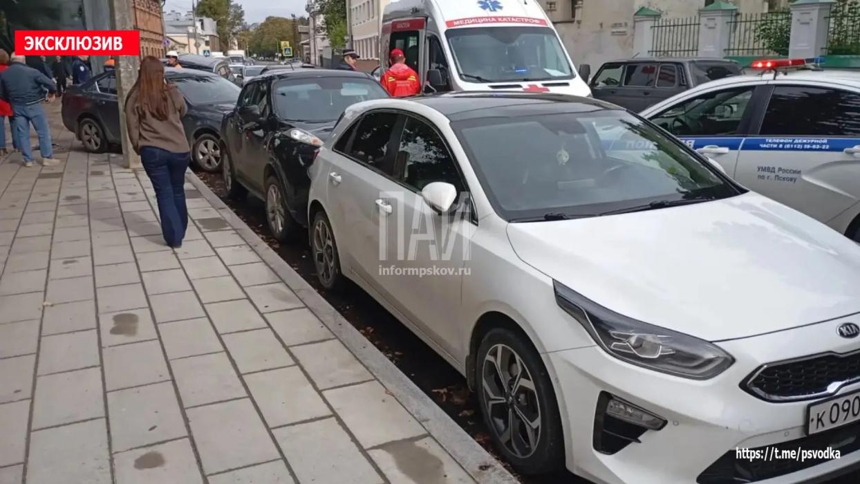 «Лексус» протаранил три автомобиля в Пскове