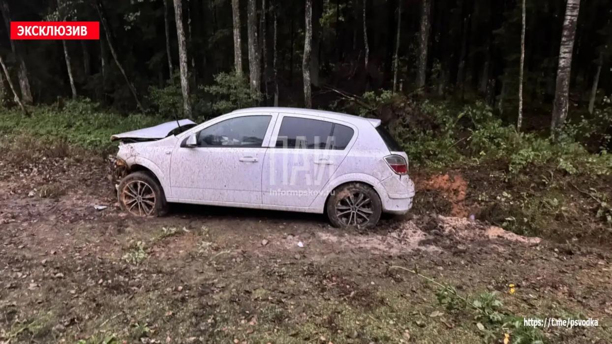 Водитель автомобиля Opel не справилась с управлением и допустила съезд в кювет