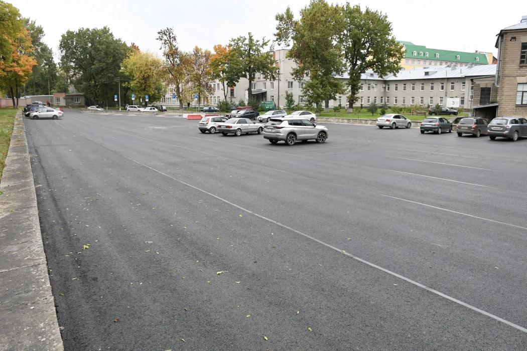 В Пскове отремонтировали парковку около областной больницы