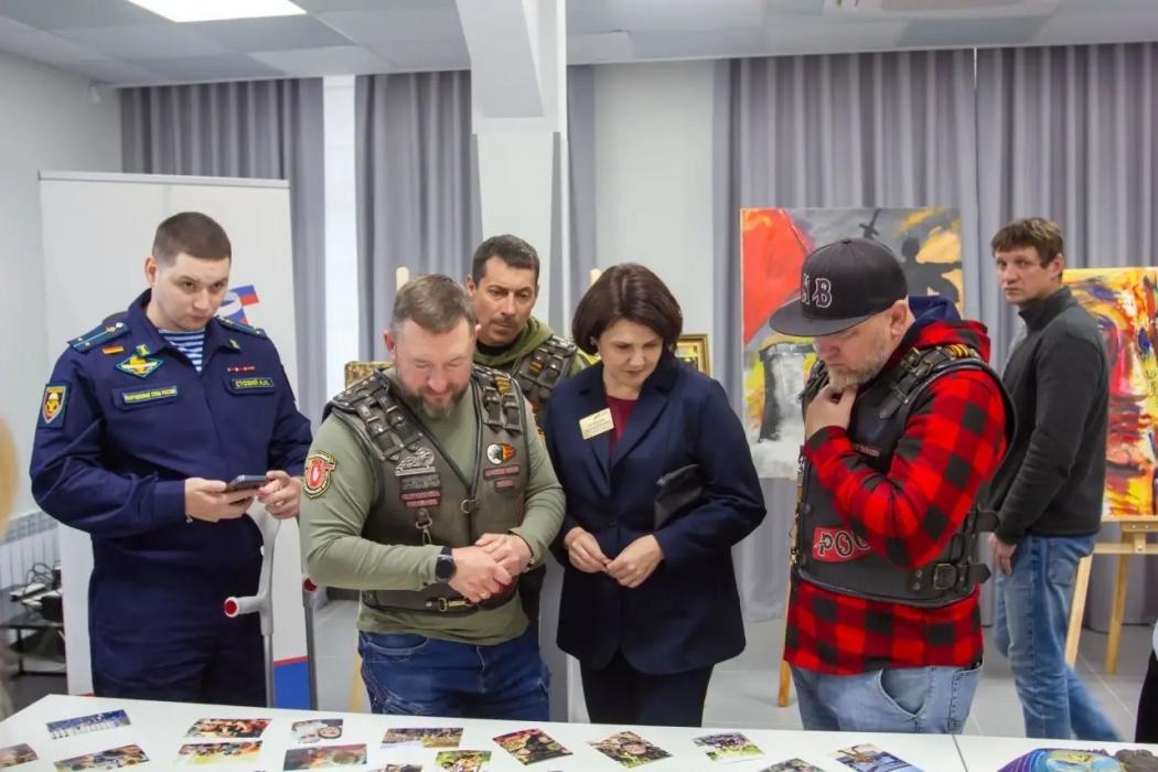 Выставка работ погибшего участника СВО Алексея Ильвеса открылась в Пскове