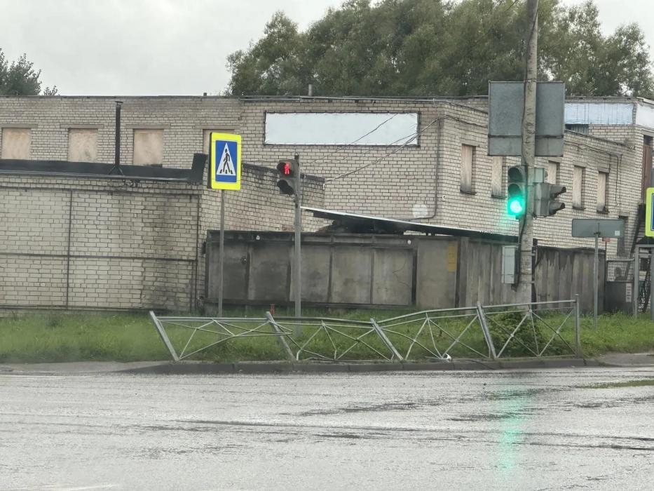 Автомобиль протаранил ограждение на перекрёстке в Великих Луках