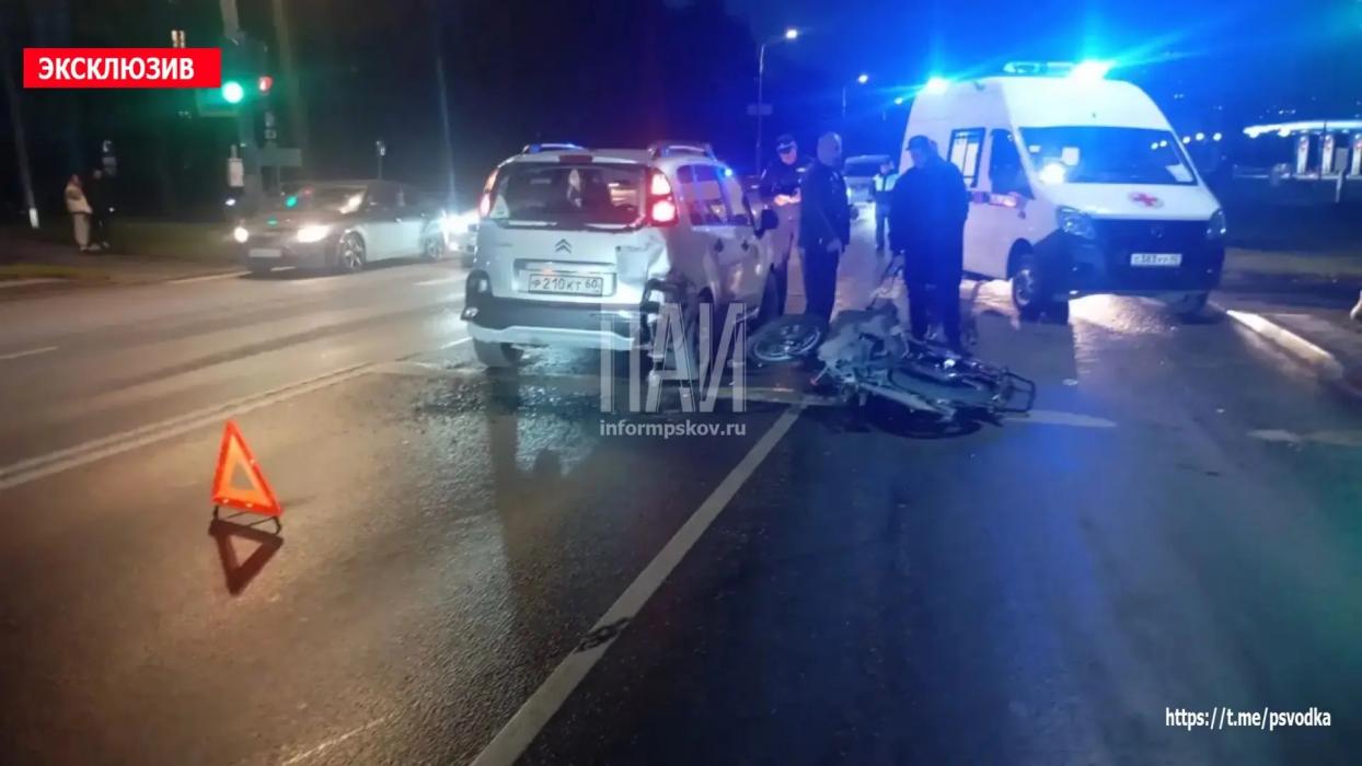 Пьяный мотоциклист врезался в Citroën на перекрёстке в Пскове