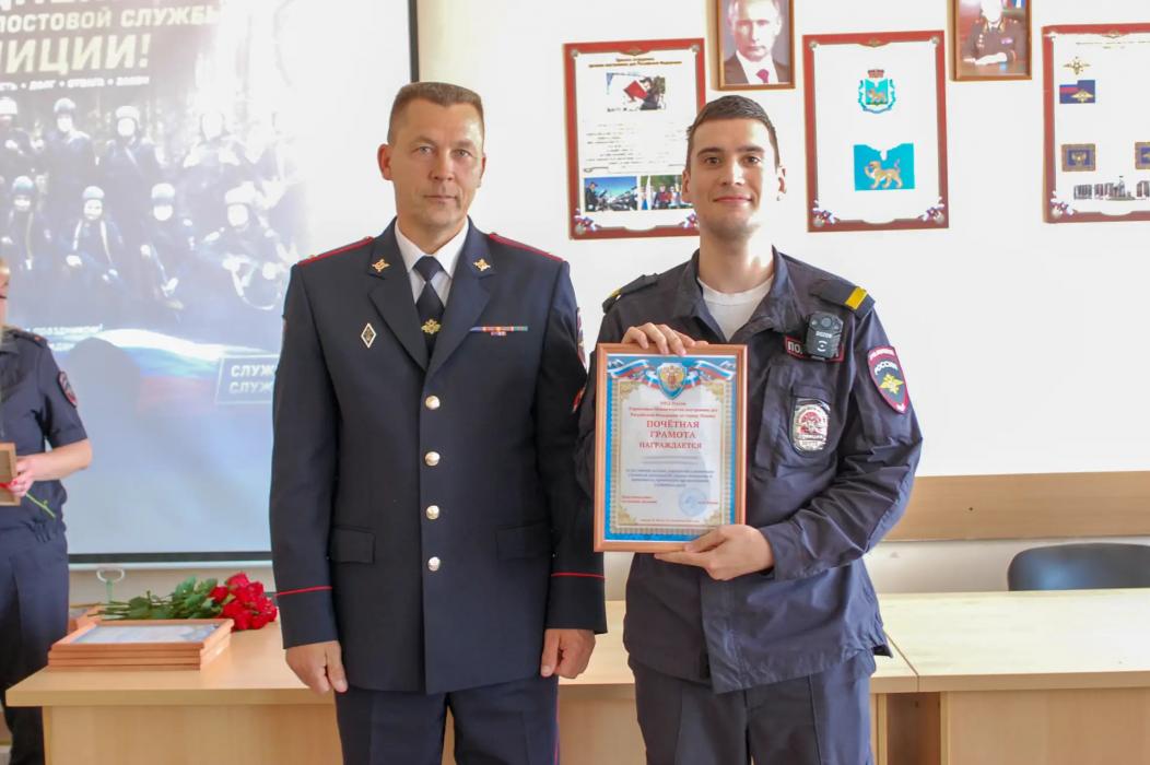 Сотрудников патрульно-постовой службы наградили в Пскове