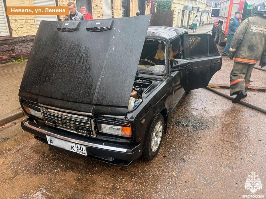 Автомобиль сгорел в Невеле из-за проблем с электрикой