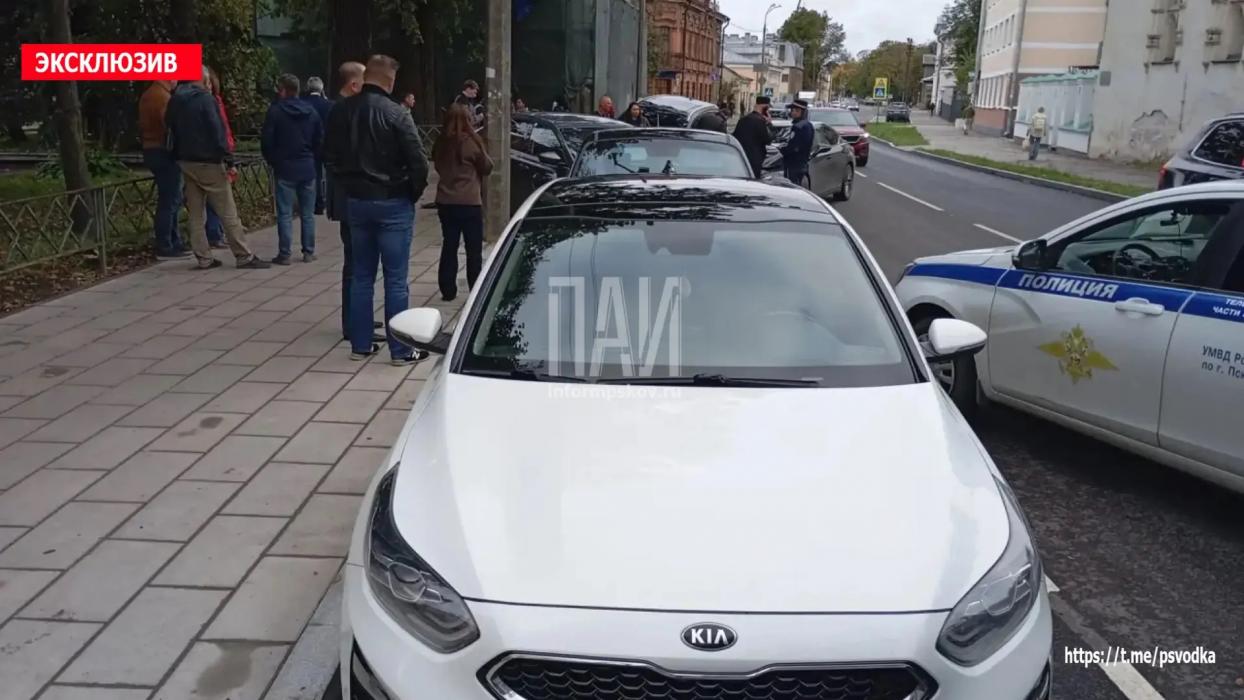 «Лексус» протаранил три автомобиля в Пскове