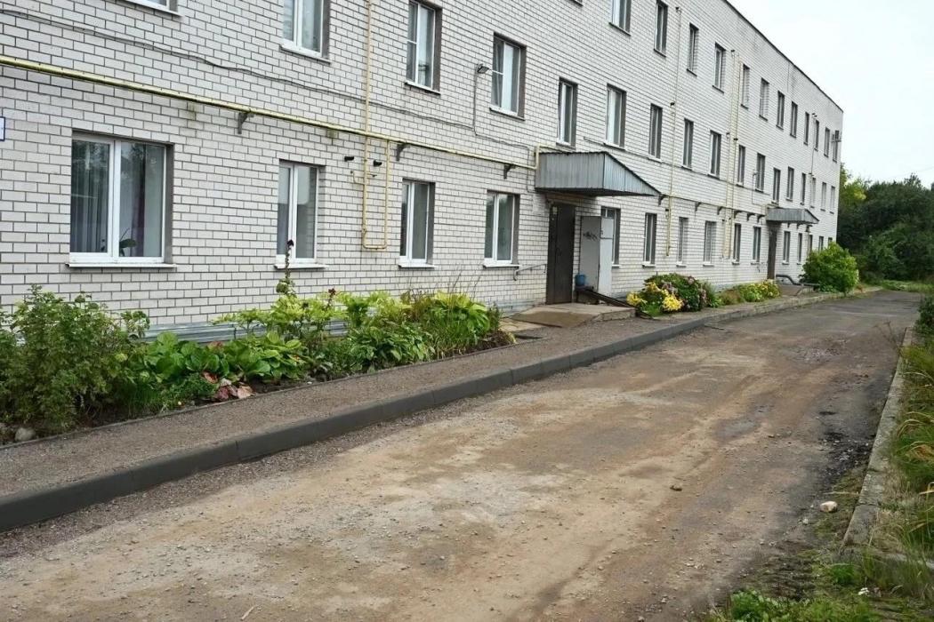 Депутат проверил ход комплексного благоустройства двора на улице Маршала Жукова в Великих Луках