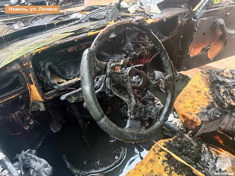 Автомобиль сгорел в Невеле из-за проблем с электрикой
