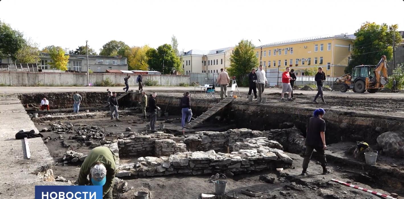 Археологи показали, как выглядит слой древнего пожара в Пскове на раскопках в центре города