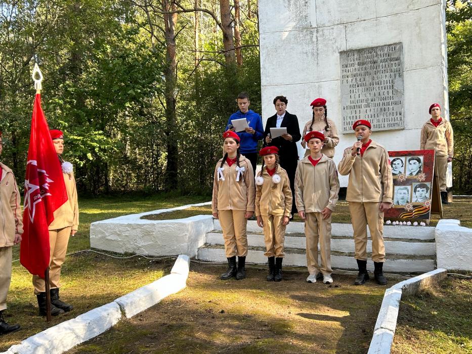 Память подпольщиков, расстрелянных фашистами в 1943 году, почтили в Островском районе 