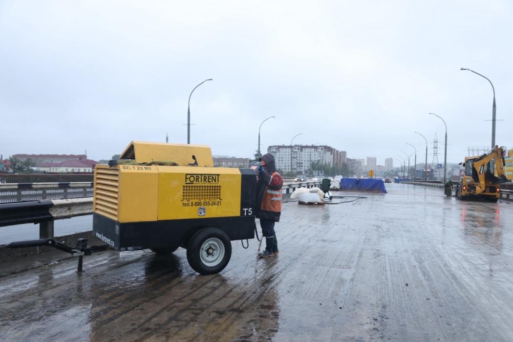 Работы на мосту Александра Невского в Пскове 