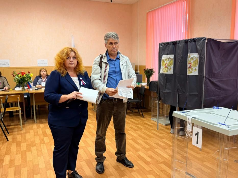 Великолукские депутаты отдали свои голоса на выборах в Псковской области