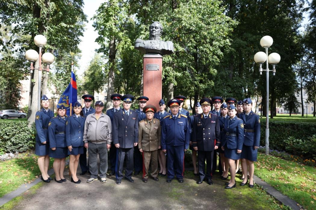 Митинг у памятника Кутузову прошёл в Пскове в годовщину Бородинского сражения