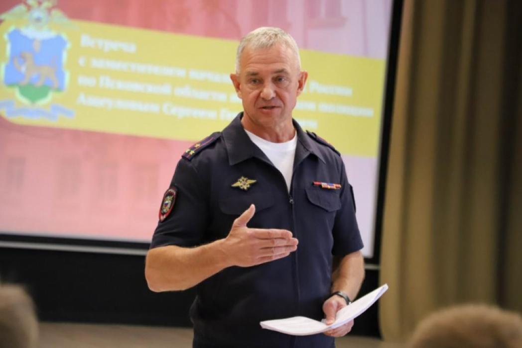 ​Полицейские провели профориентационную встречу со студентами в Пскове
