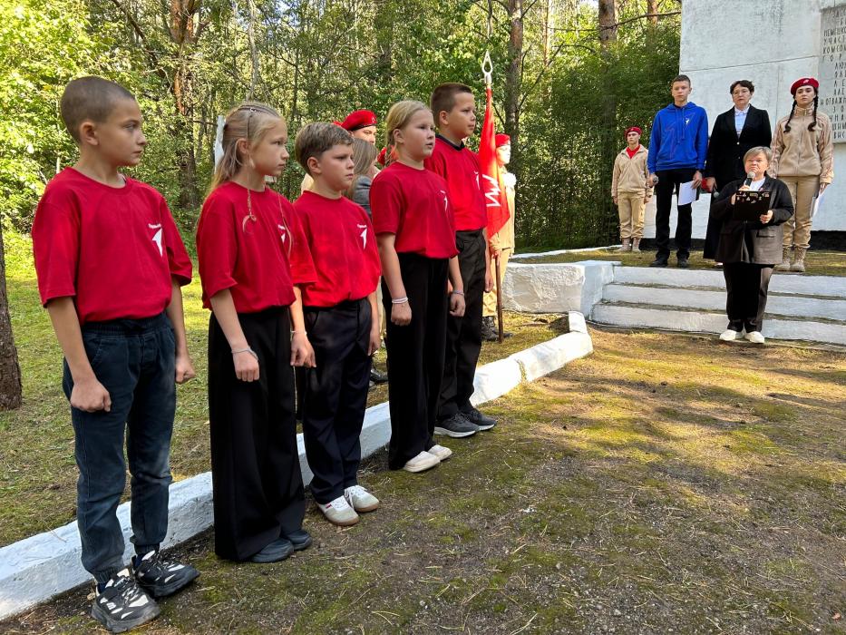 Память подпольщиков, расстрелянных фашистами в 1943 году, почтили в Островском районе 