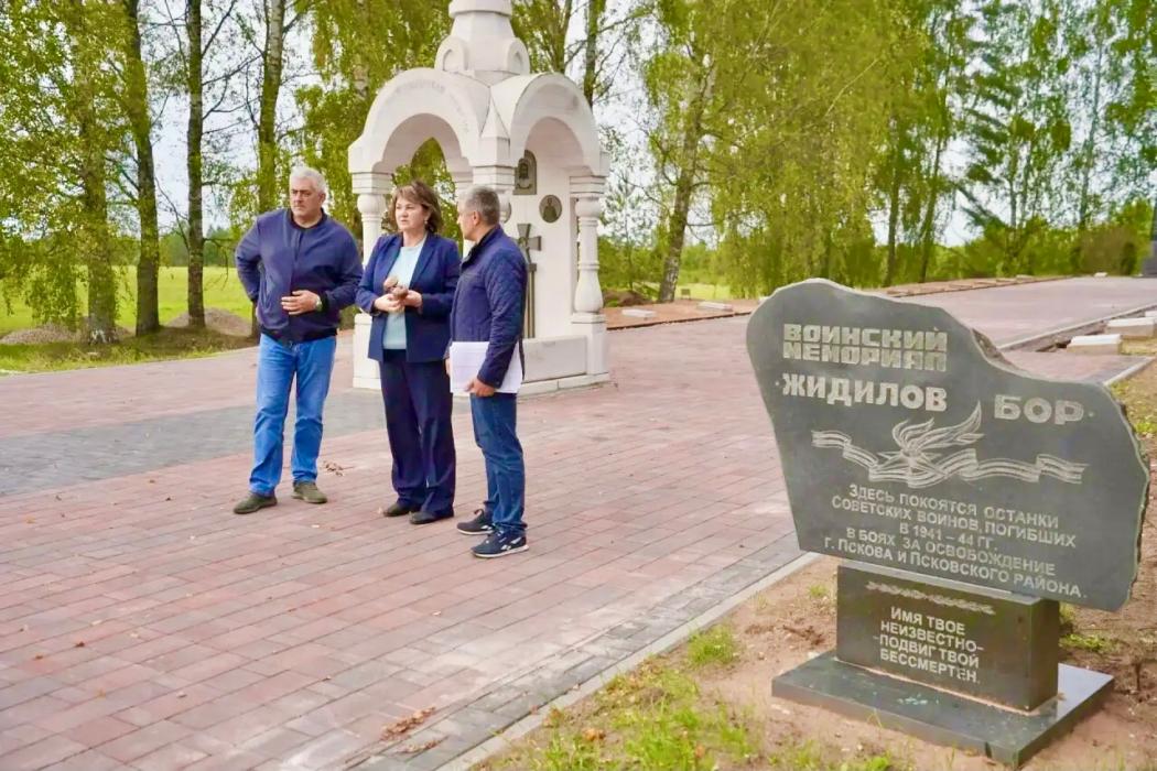 Работы по благоустройству продолжаются на двух крупных мемориалах Псковского округа