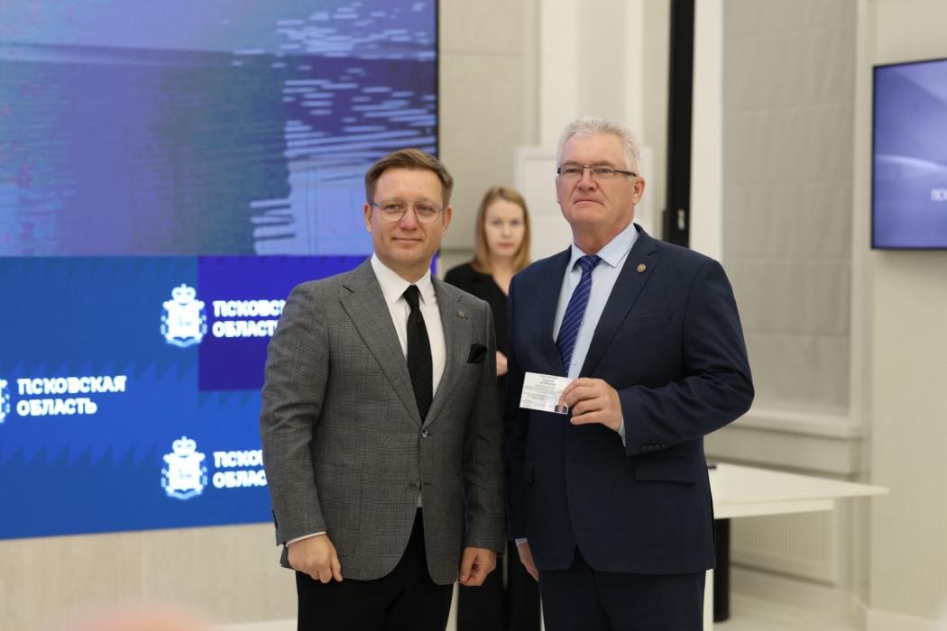 Депутатам Псковского заксобрания вручили удостоверения