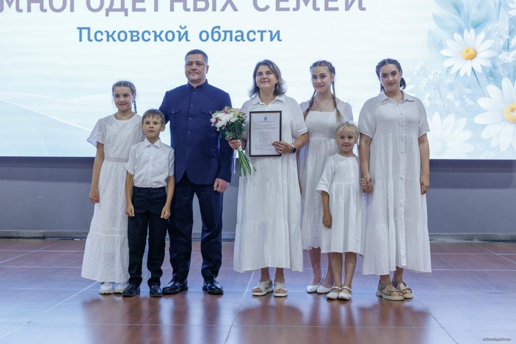 17 сентября исполняется восемь лет, как Михаил Ведерников вступил в должность губернатора Псковской области