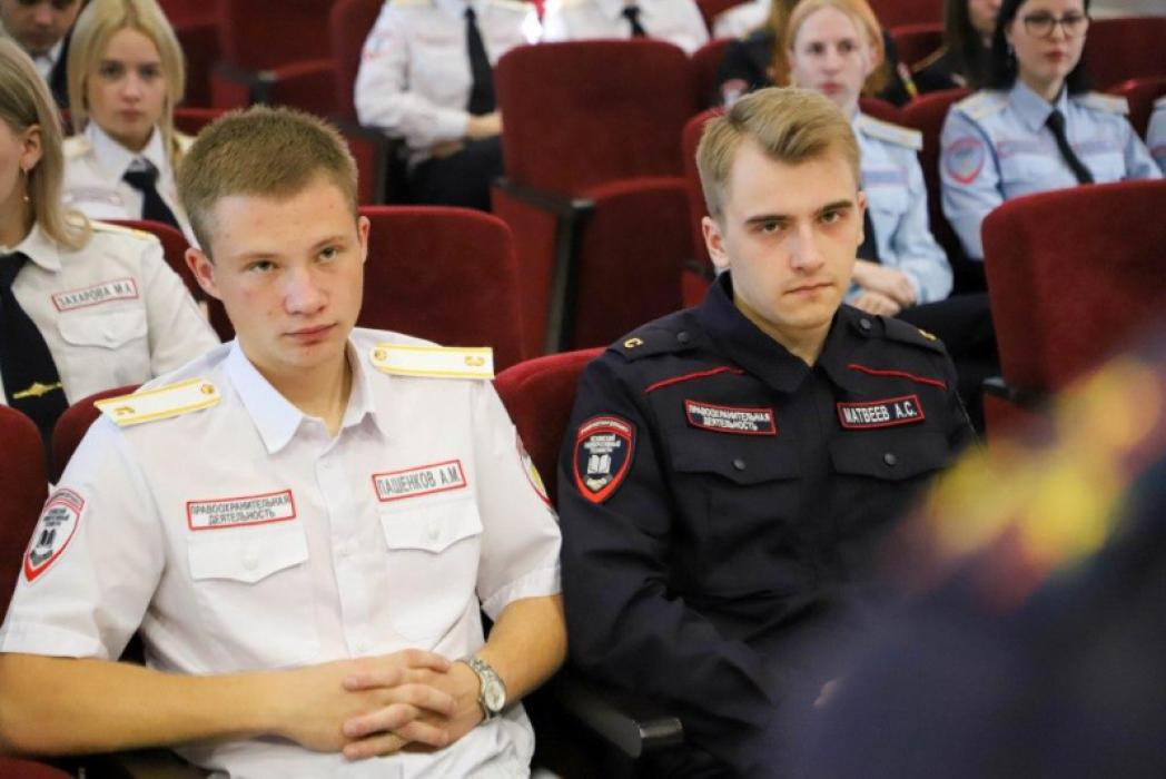 ​Полицейские провели профориентационную встречу со студентами в Пскове