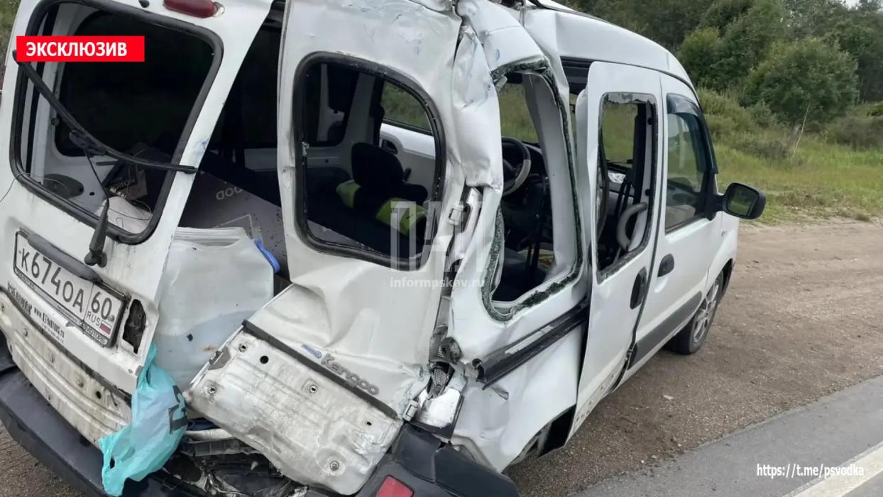 Два человека пострадали в ДТП с фурой в Острове