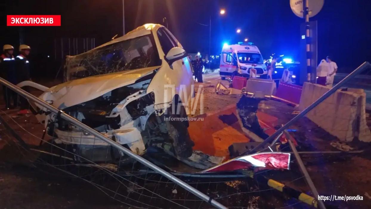 Водитель Lada Largus госпитализирован после наезда на бетонные ограждения на трассе Псков – Изборск