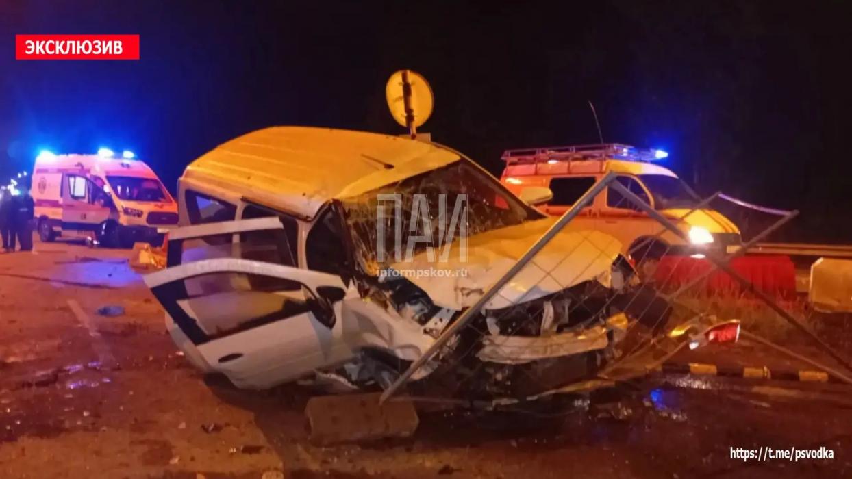 Водитель Lada Largus госпитализирован после наезда на бетонные ограждения на трассе Псков – Изборск