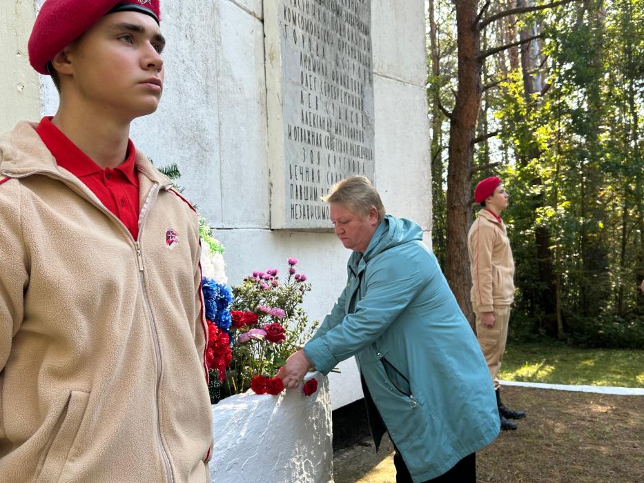 Память подпольщиков, расстрелянных фашистами в 1943 году, почтили в Островском районе 