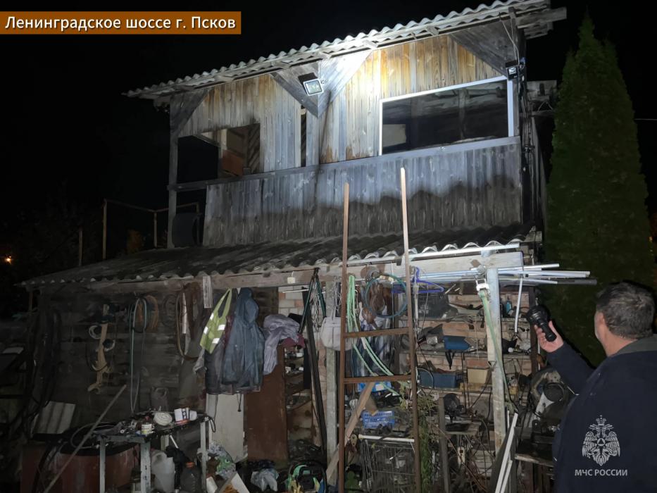 Пожар в гараже на Ленинградском шоссе в Пскове