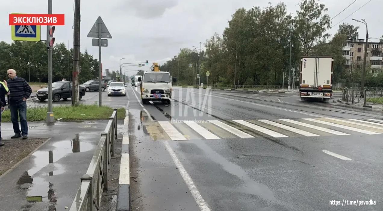 Манипулятор столкнулся с «Рено» на Крестовском шоссе в Пскове
