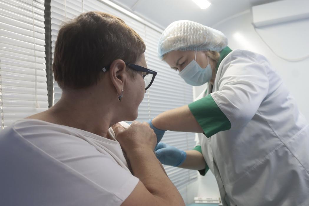 Передвижной медицинский комплекс работает на участковом избирательном участке №1 в Пскове