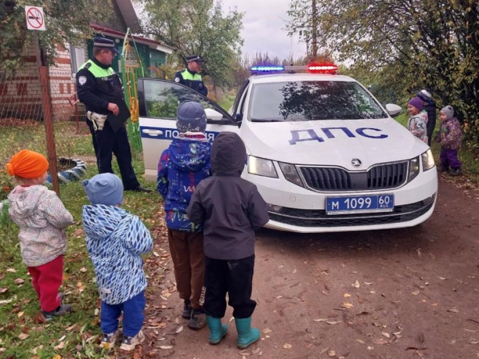 Госавтоинспекция провела для детей занятия по ПДД в Опочецком и Порховском районах