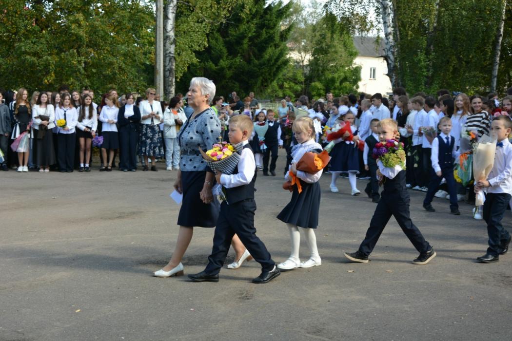 Торжественная линейка в Новоржеве 